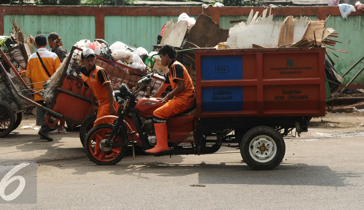 Petugas kebersihan menantikan waktu bongkar di Tempat Pembuangan Sampah Sementara Kalibata, Jakarta, Senin (4/1/2016). Dengan digantinya gerobak dengan sepeda motor diharapkan pengangkutan sampah bisa cepat dan efisien. (Liputan6.com/Helmi Fithriansyah)