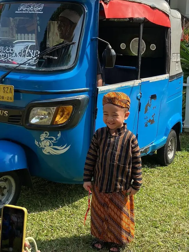 5 Potret Rayyanza Anak Raffi-Nagita Slavina Bergaya ala Mas-mas Jawa Rayakan HUT ke-79 RI , Pakai Lurik dan Sandal Dior Rp7 Jutaan