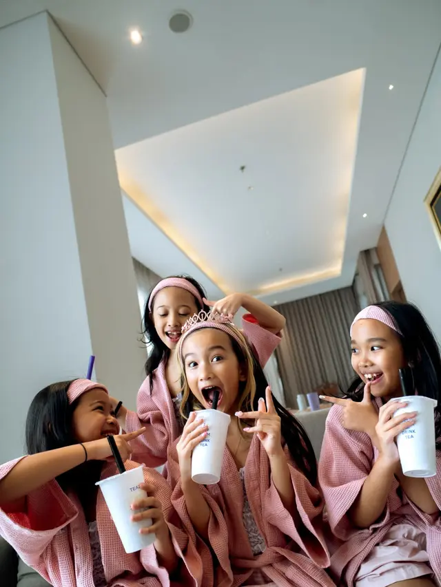 Potret Cantik Salma, Putri Atiqah Hasiholan, Rayakan Ulang Tahun ke-9 Bersama Bestie