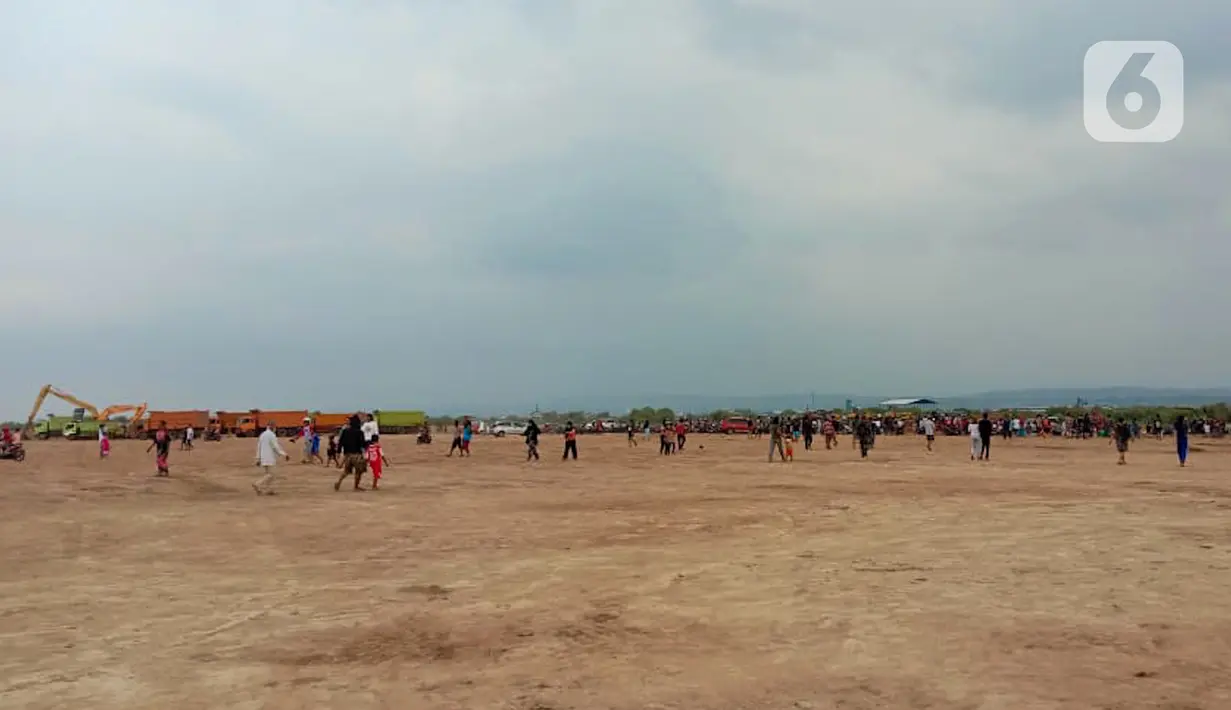 Suasana area helikopter MI-17 v 5 HA 5142 milik TNI AD yang terjatuh di kawasan industri Kendal, Jawa Tengah, Sabtu (6/6/2020). Penyebab jatuh-nya Helikopter MI-17 TNI AD masih dalam proses investigasi. (Liputan6.com/Gholib)