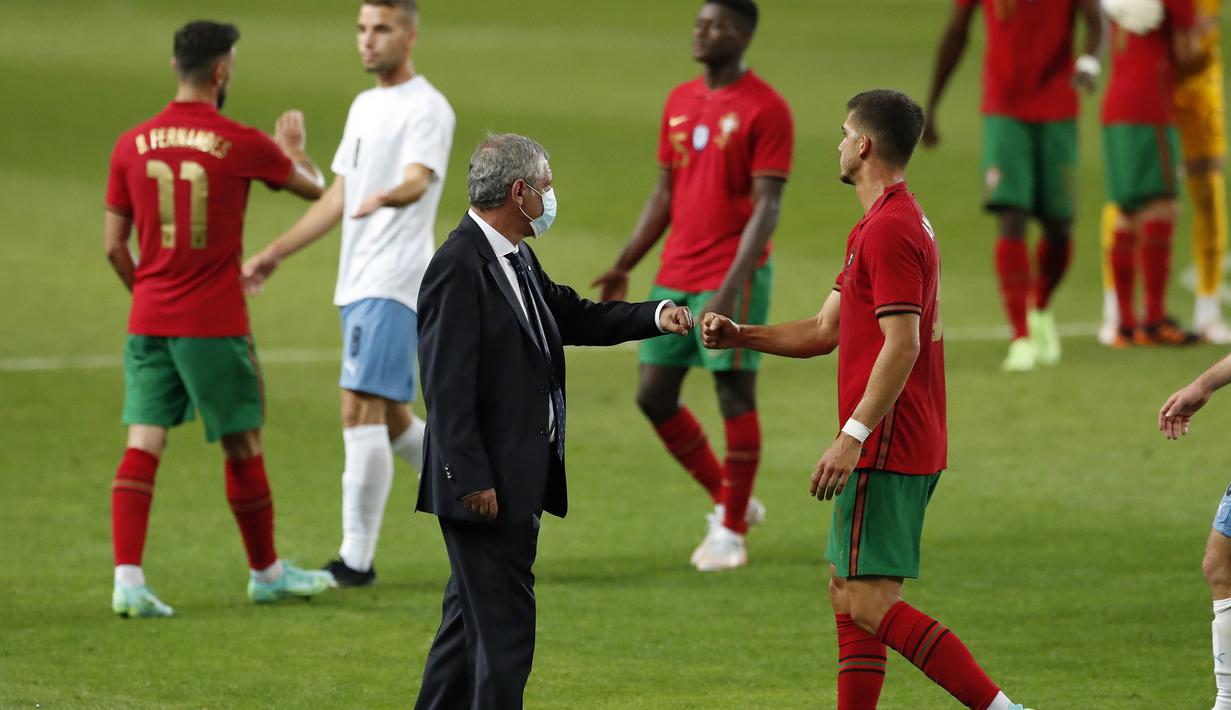 Pelatih Portugal, Fernando Santos (kiri) merayakan kemenangan 4-0 atas Israel bersama striker Andre Silva dalam laga uji coba menjelang Euro 2020 di Jose Alvalade Stadium, Lisbon, Rabu (9/6/2021). (AP/Armando Franca)