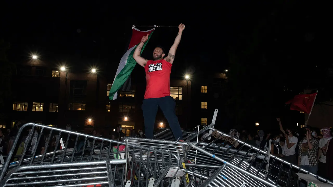 Mahasiswa Pro-Palestina di Universitas George Washington Robohkan Pagar Pembatas