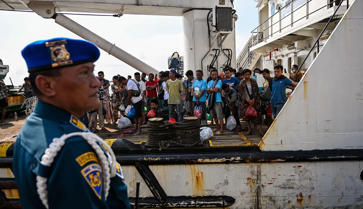 Sejumlah korban kebakaran kapal KM Mutiara Sentosa II berada di atas Kapal Negara (KN) Masalembo bersiap untuk bersandar di Dermaga Jamrud Utara, Pelabuhan Tanjung Perak, Surabaya, Jawa Timur, Selasa (4/8/2026).