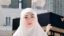Dalam unggahannya di media sosial, Celine terlihat mengenakan hijab putih yang membingkai wajahnya dengan sempurna. Riasannya terlihat minimalis namun tetap memancarkan pesona elegan. Base makeup yang ringan dengan complexion flawless memberikan tampilan kulit sehat dan bercahaya, selaras dengan nuansa spiritual yang ia rasakan saat beribadah. [@celie_evangelista].