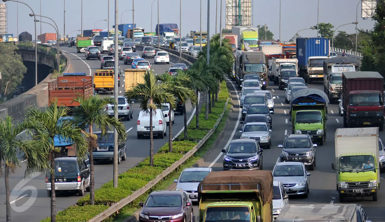 Kendaraan memadati jalan Tol Cawang Grogol di MT Haryono menuju Cikampek atau Jagorawi, Jakarta, (29/12). Mulai tanggal 30 Desember 2015 hingga 3 Januari pukul 24.00 WIB, semua truk angkutan barang dilarang masuk Tol Jakarta. (Liputan6.com/Yoppy Renato)