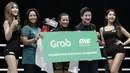 Petarung Indonesia, Priscilla Lumban Gaol, mendapatkan hadiah dari Grab usai mengalahkan petarung Kamboja, Nou Srey Pov, pada laga ONE Championship di Istora Senayan, Jakarta, Jumat (3/5). Priscilla menang mutlak atas lawannya. (Bola.com/Yoppy Renato)