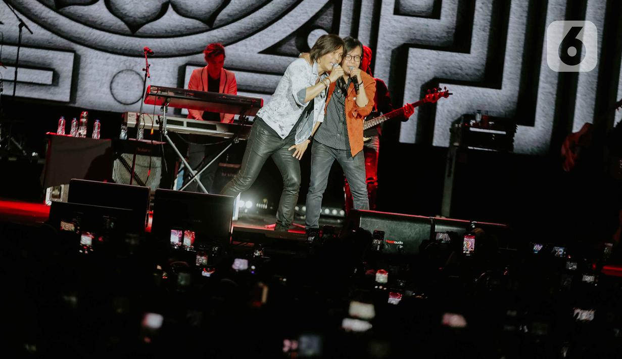 Penampilan Once Mekel dan Ari Lasso saat berkolaborasi dengan grup band Dewa 19 dalam Tamagochill (its’s time to go chill) di Tennis Indoor Senayan, Jakarta Pusat, pada Kamis (21/11/2019). Kolaborasi Dewa 19, Once, Ari Lasso, dan Dul Jaelani memukau penonton. (Liputan6.com/Faizal Fanani)