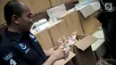 Petugas Subdit I Reskrimsus Polda Metro Jaya (PMJ) menunjukkan barang bukti saat rilis kasus penyelundupan dan barang ilegal di Halaman Ditreskrimsus Polda Metro Jaya, Rabu (14/8/2019). (Liputan6.com/Faizal Fanani)