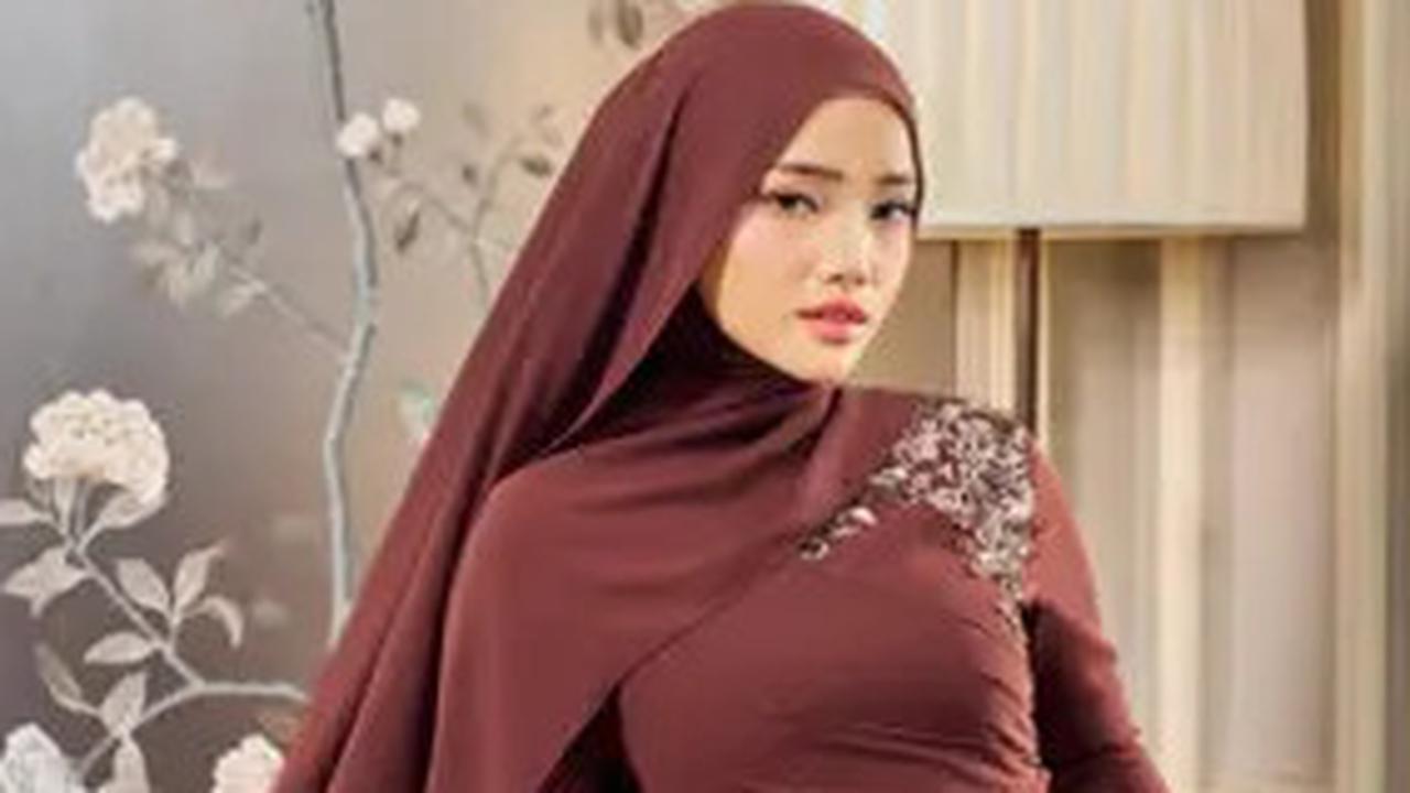 Potret Cantik Menawan Fuji Jadi Model Baju Lebaran 2025 Brand Fesyen Malaysia, Anggun dalam Balutan Busana Khas Negeri Jiran