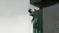 Proses penyelamatan diri para pekerja ini berlangsung dramatis. Satu per satu pekerja turun dari lantai 26 melalui tali gondola.