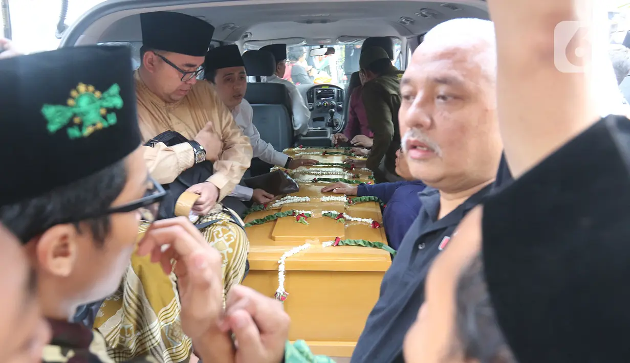 Jenazah KH Salahuddin Wahid atau Gus Sholah siap untuk diberangkatkan menuju Jombang dari rumah duka di Tendean, Jakarta, Senin (3/2/2020). Pemimpin Pondok Pesantren Tebuireng tersebut meninggal pada usia 78 tahun. (Liputan6.com/Herman Zakharia)