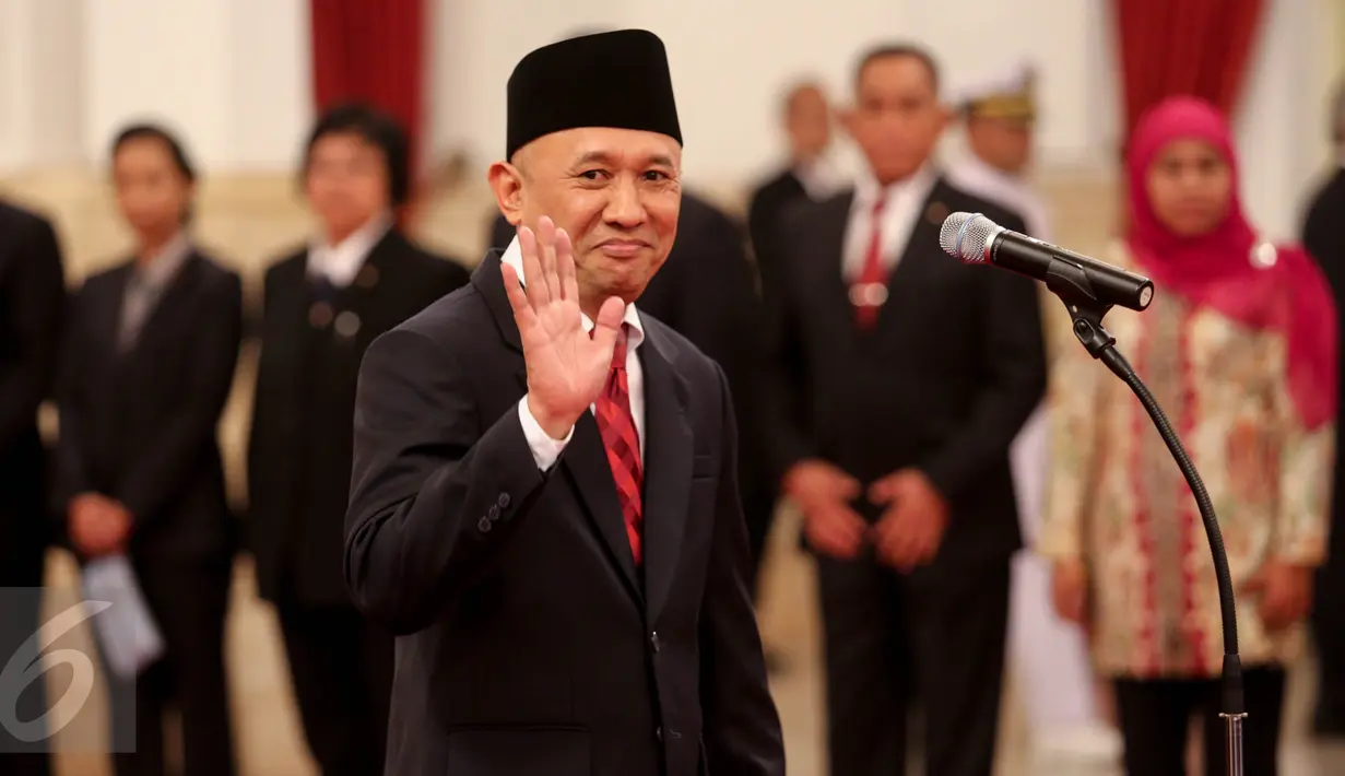 Kepala Staf Presiden Teten menyapa awak media sebelum acara pelantikan dirinya yang dipimpin Presiden Jokowi di Istana Negara, Jakarta, Selasa (2/9). Teten menggantikan Luhut yang kini menjabat Menko Polhukam. (Liputan6.com/Faizal Fanani)