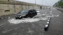 Sejumlah mobil melewati jalan yang tergenang air saat hujan lebat di New Delhi, India (1/9/2021). Hujan lebat yang terus mengguyur Kota New Delhi dalam dua hari berturut-turut dengan intentitas tinggi di hari kedua telah menyebabkan genangan banjir. (AFP/Prakash Singh)