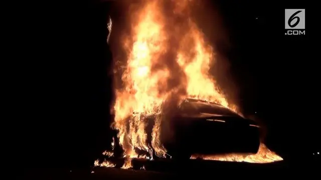 Sebuah mobil yang melaju dengan kecepatan tinggi menabrak 3 pengendara motor lalu menghantam tiang dan terbakar