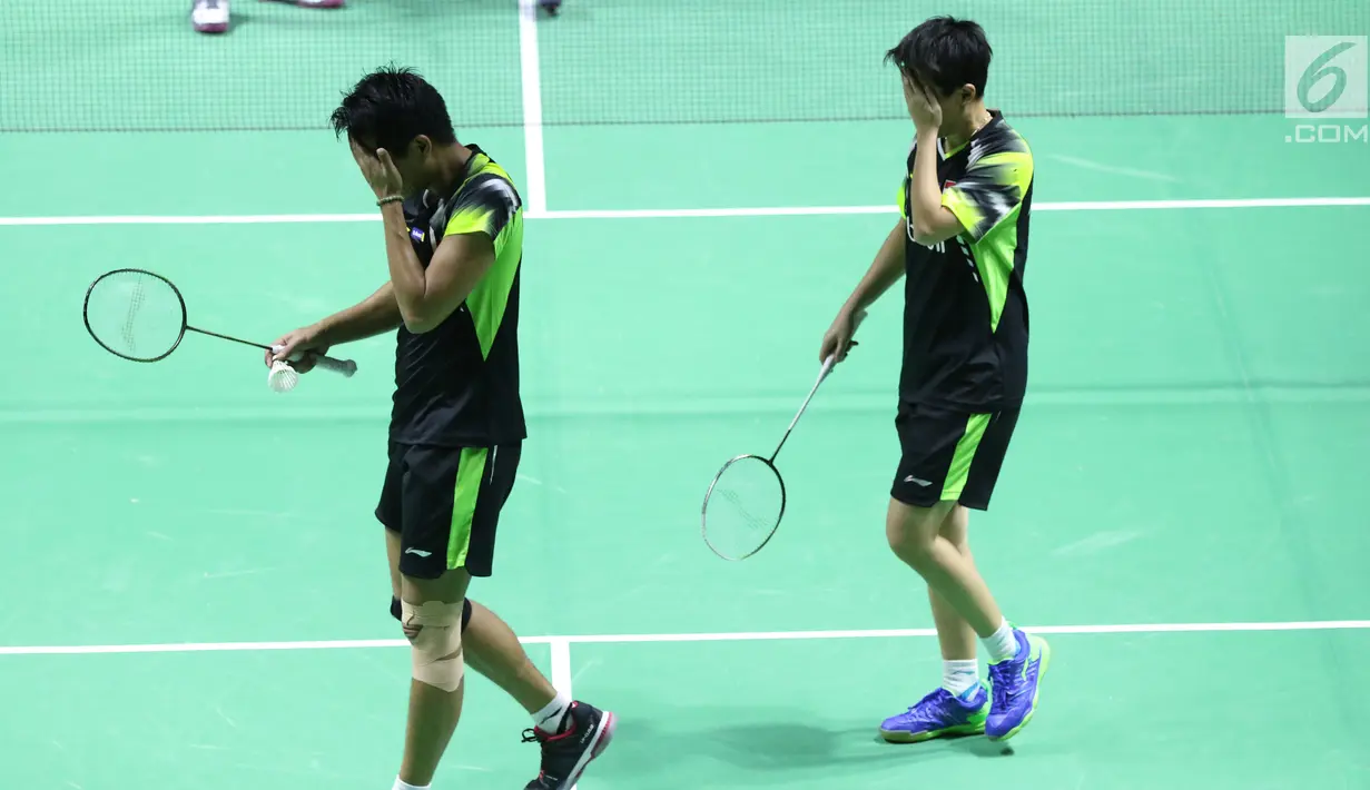 Ganda campuran Indonesia, Tontowi Ahmad/Liliyana Natsir mengelap wajah saat melawan Tan Kian Meng/Lai Pei Jing (Malaysia) pada babak pertama Indonesia Open 2018 di Istora GBK, Jakarta, Selasa (3/7).(Liputan6.com/Helmi Fithriansyah)