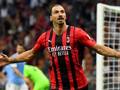 Usia kadang kala menjadi salah satu kendala bagi seorang pesepak bola untuk tetap tampil oke bagi timnya. Usia yang menginjak 30 tahun ke atas dinilai sudah melewati masa keemasan. Namun, anggapan tersebut tidak berlaku bagi 5 striker tua di Liga Italia berikut. (AFP/Isabella Bonotto)