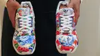 Pekerja memegang sepatu kets unik kolaborasi Adidas dan produsen porselen Meisse bernama Porcelain ZX8000, saat pratinjau di rumah lelang Sotheby di New York City pada 4 Desember 2020. Sepatu yang akan dilelang bulan ini diperkirakan terjual dengan nilai hingga 1 juta dollar AS. (Kena Betancur/AFP)