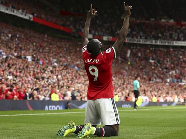 Pemain Manchester United, Romelu Lukaku merayakan gol pertamnya saat melawan West Ham pada laga perdana Premier League di Old Trafford,  Manchester (13/8/2017). MU menang 4-0. (AP/Dave Thompson)