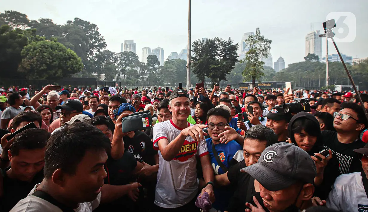 Ganjar lari pagi bersama warga dan relawan pendukungnya. (Liputan6.com/Faizal Fanani)