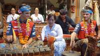 Momen Langka di Bali! Luca Marini dan Joan Mir Belajar Budaya Lokal, dari Canang Sari hingga Tari Kecak