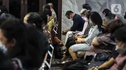 Jemaat mengikuti ibadah perayaan malam Natal di Gereja Protestan Indonesia Bagian Barat (GPIB) Effatha, Jakarta, Jumat (24/12/2021). Ibadah malam ini mengangkat tema Nyanyian Pujian. (Liputan6.com/Johan Tallo)