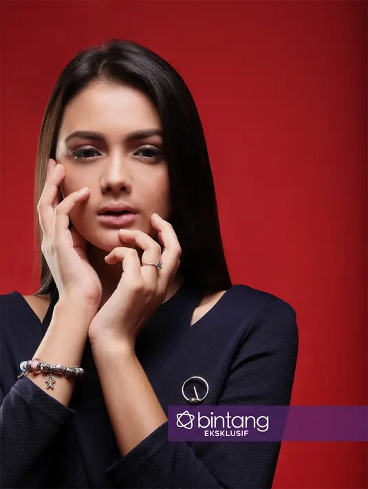 Sejak kecil cewek kelahiran Jakarta 17 tahun silam itu mengaku percaya adanya hal-hal gaib. Dengan begitu, ia mudah parno saat berada di lokasi syuting. Apalagi belum pernah didatangani. (Bambang E. Ros/Bintang.com) 