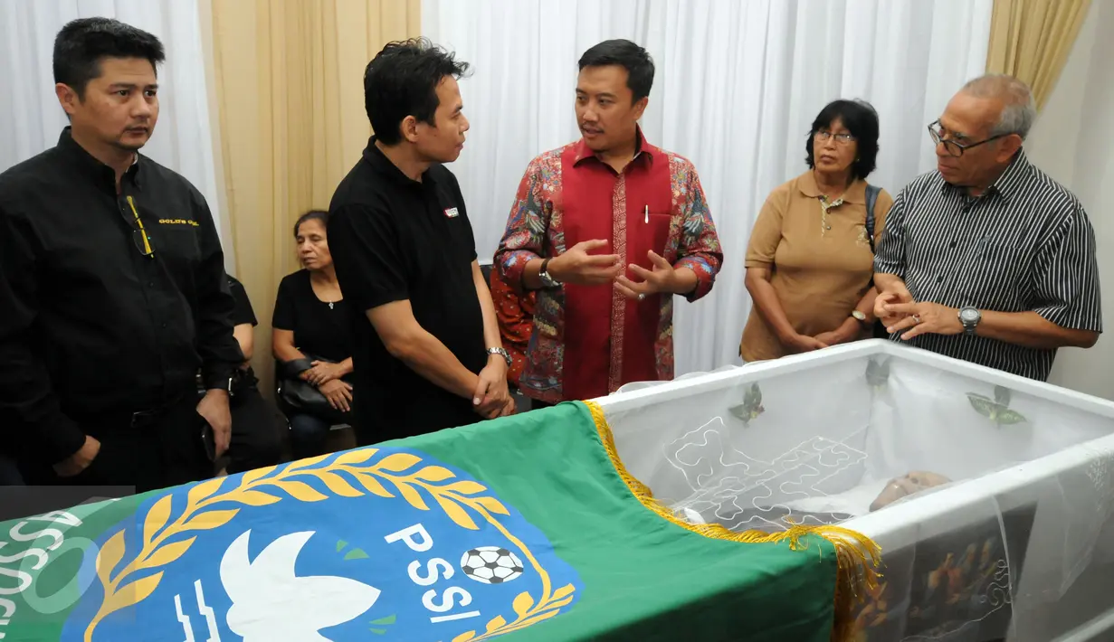 Menpora Imam Nahrawi (tengah) berbincang dengan putera bungsu Sinyo Aliandoe, Theodorus Aliandoe saat melayat jenazah legenda sepakbola Indonesia, Sinyo Aliandoe di Jakarta, Rabu (18/11/2015). Sinyo wafat di usia 77 tahun.(Liputan6.com/Helmi Fithriansyah)