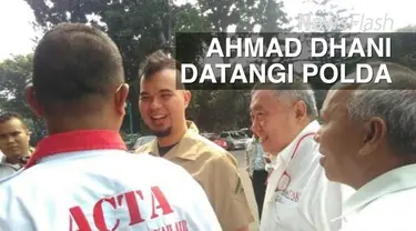 Musikus Ahmad Dhani menyambangi Polda Metro Jaya untuk menemui Kapolda Irjen Moechgiyarto. Dia hendak mengklarifikasi pernyataan Moechgiyarto yang akan mempidanakannya.