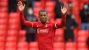 Gelandang Liverpool, Georginio Wijnaldum memberi applaus saat ditarik keluar pada laga Liga Inggris 2020/2021 menghadapi Crystal Palace di Anfield Stadium, Liverpool (23/5/2021). Georginio Wijnaldum didatangkan Liverpool pada awal musim 2016/2017 dari Newcastle United yang terdegradasi di akhir musim 2015/2016. Bersama Liverpool ia bertahan selama 5 musim dengan total tampil dalam 237 laga di semua ajang dengan torehan 22 gol dan 16 assist. (AFP/Paul Ellis)