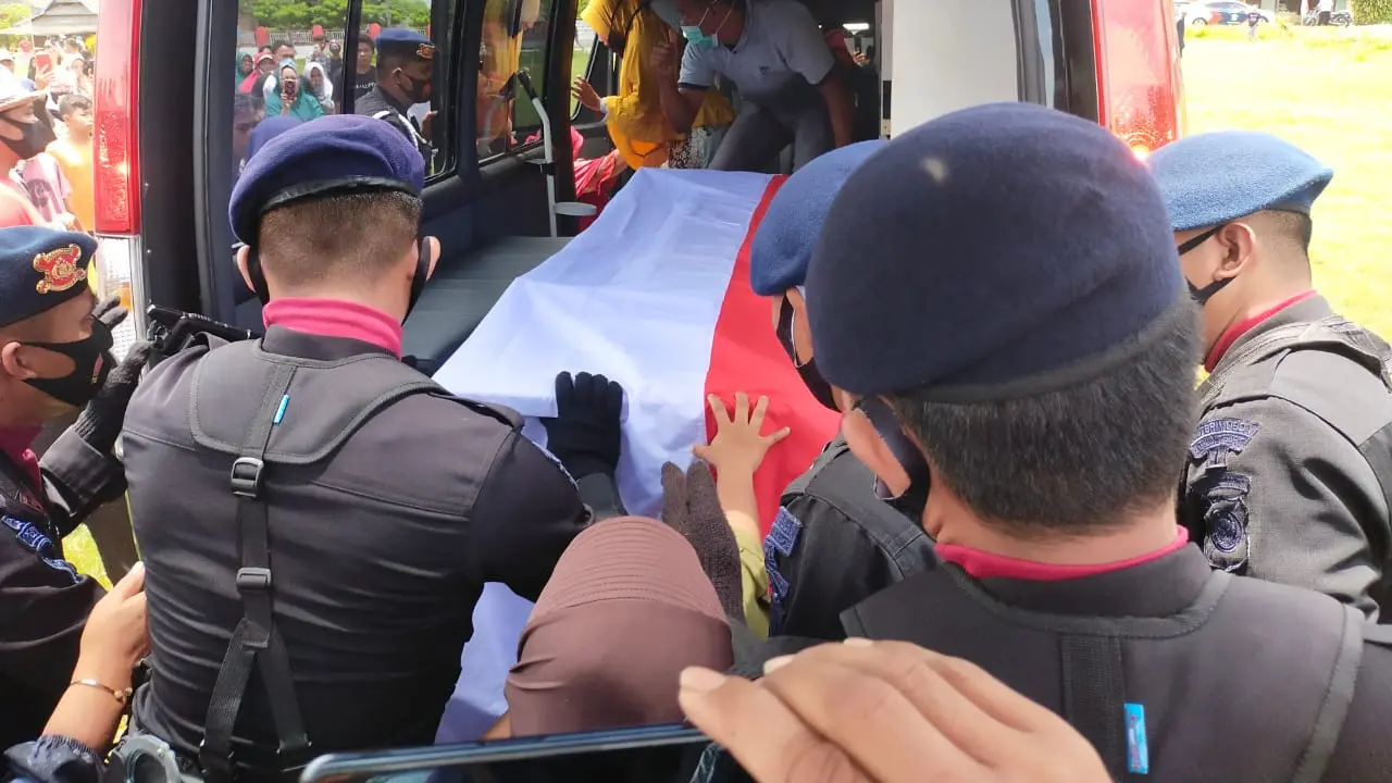 Jenazah Briptu Herlis Pombili, korba baku tembak angtara pasukan Brimob dengan MIT di Poso, Sulawesi Tengah.(Liputan6.com/Ahmad Akbar Fua)