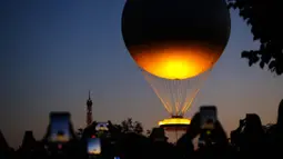 Konsep kaldron melayang ini dirancang khusus untuk mengenang penemu balon udara yang berasal dari Prancis, Joseph dan Stephen Montgolfier. (Thibaud MORITZ/AFP)