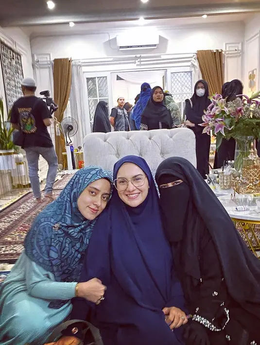 Hadiri kajian yang diselenggarakan Ustadzah Ummi Pipik, Irish Bella tampil simple dengan gamis dan hijab syar’i warna navy.  [@_irishbella_/@_ummi_pipik_]