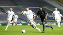 Penyerang Manchester City, Raheem Sterling, berusaha melewati pemain Leeds United pada laga Liga Inggris di Stadion Elland Road, Sabtu (3/10/2020). Kedua tim bermain imbang 1-1. (Cath Ivill/Pool via AP)