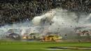 Mobil Austin Dillon terbang dan tersangkut di pagar pembatas. Beruntung Austin Dillon selamat. (Reuters/Reinhold Matay-USA TODAY Sports)