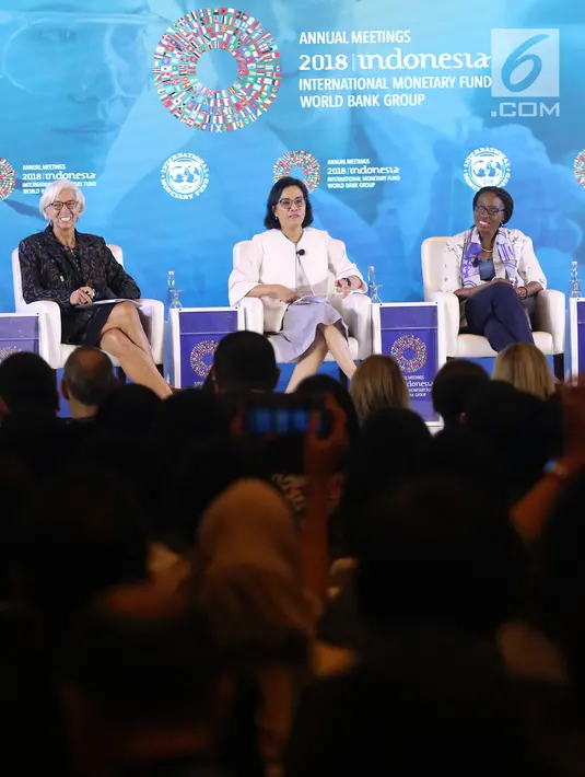 Menkeu Sri Mulyani (tengah) bersama Managing Director IMF Christine Lagarde (kiri) saat menjadi pembicara dalam pertemuan tahunan IMF-Bank Dunia di Bali, Selasa (9/10). Pertemuan membahas pemberdayan perempuan di dunia kerja. (Liputan6.com/Angga Yuniar)