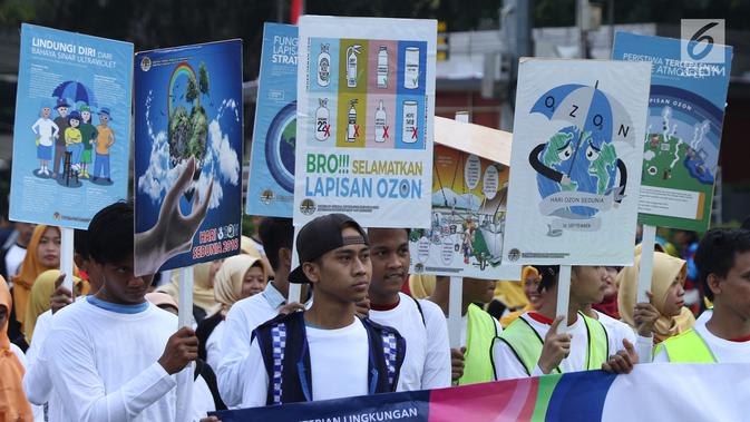 Peserta pawai Hari Ozon Sedunia 2018 membawa tulisan di sekitar kawasan Bundaran Hotel Indonesia, Jakarta, Minggu (16/9). Acara ini bagian dari peringatan Hari Ozon Sedunia yang jatuhnya setiap tanggal 16 September. (Liputan6.com/Helmi Fithriansyah)