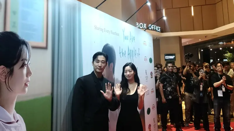 ung Jin Young dan Dahyun (TWICE) pada saat Red Carpet You Are The Apple of My Eye, Epicentrum XXI, Jakarta, Senin (10/2/25). (Foto: Liputan6.com/Rahmadina Sundari)