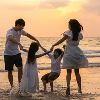 emakin banyak keluarga mencoba digital detox 24 jam saat liburan untuk mengurangi distraksi gadget dan menciptakan quality time yang lebih hangat bersama orang-orang terdekat. [Dok/freepik.com/tirachardz]