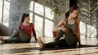 Melakukan gerakan yoga. /copyright Pexels/&nbsp;Cliff Booth
