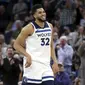 Forward Minnesota Timberwolves Karl-Anthony Towns usai mencetak rekor 56 angka pada laga NBA melawan Atlanta Hawks di Target Center, Rabu (28/3/2018) atau Kamis (29/3/2018) WIB. (AP Photo/Andy Clayton-King)