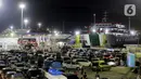 Ribuan kendaraan pemudik memadati area parkir di Pelabuhan Merak untuk menunggu waktu naik kapal penyeberangan yang mengarah ke pulau Sumatera. (Liputan6.com/Herman Zakharia)