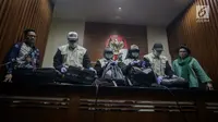 Petugas menunjukkan barang bukti uang sitaan dari operasi tangkap tangan (OTT) Jambi di Gedung KPK, Jakarta, Rabu (29/11). Bukti tersebut merupakan hasil OTT tindak pidana suap pengesahan RAPBD Provinsi Jambi tahun 2018. (Liputan6.com/Faizal Fanani)