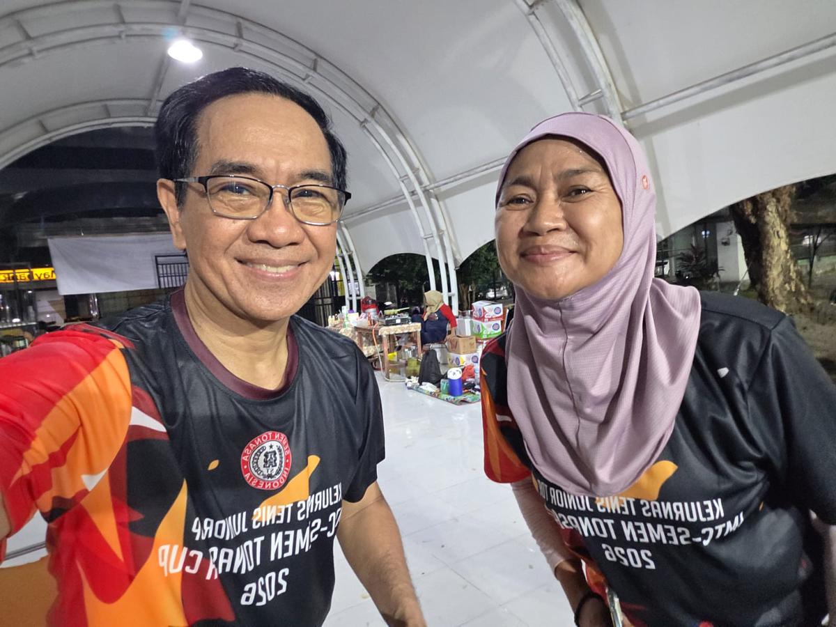 Ira foto bersama Prof JJ.