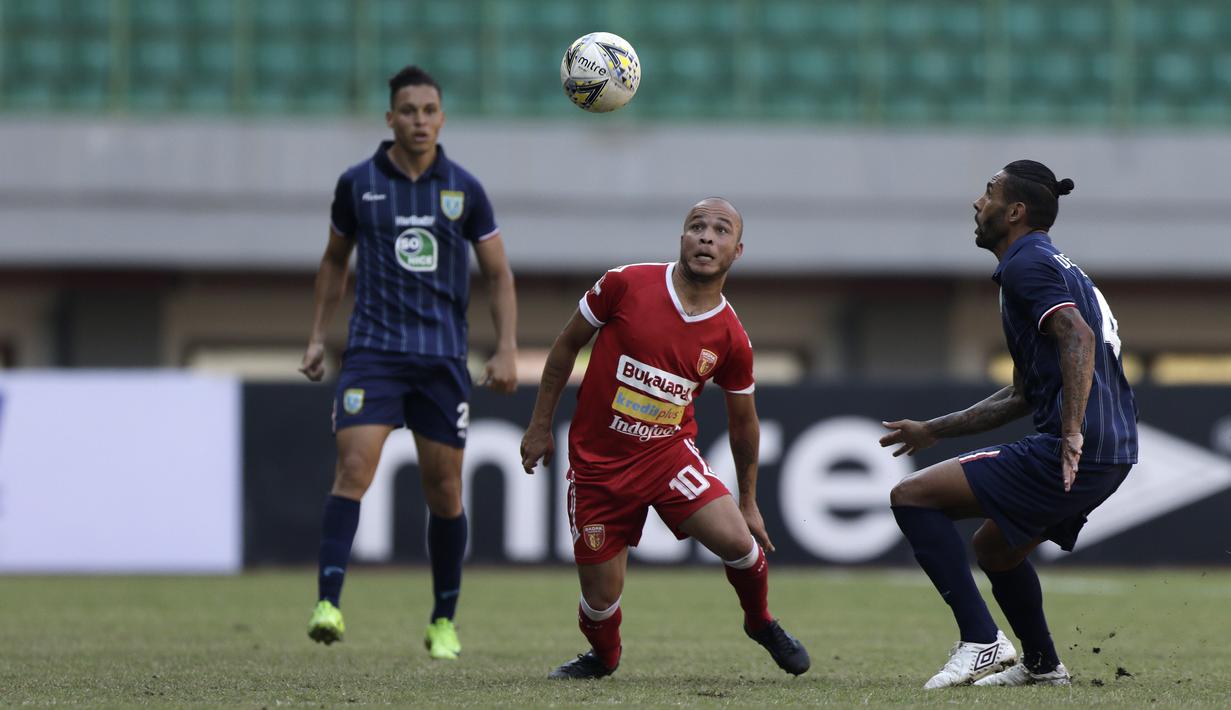 Gelandang Perseru Badak Lampung, Marcus Cunha, berebut bola dengan pemain Persela Lamongan pada laga Shopee Liga 1 di Stadion Patriot Chandrabhaga, Bekasi, Rabu (11/9). Perseru bermain imbang 1-1 atas Persela. (Bola.com/Yoppy Renato)