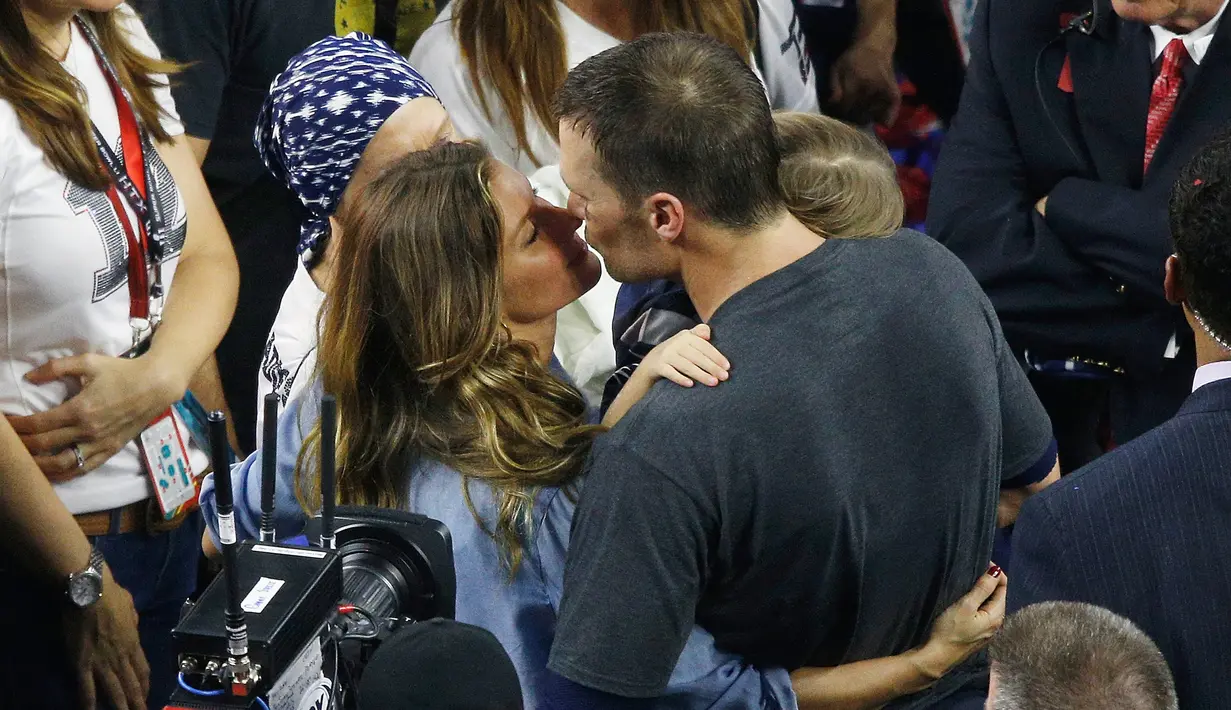 Model asal Brasil, Gisele Bundchen mencium sang suami yang merupakan pemain New England Patriots, Tom Brady usai pertandingan melawan Atlanta Falcons di NFL Super Bowl 51 di Houston, AS (5/2).  (Bob Levey / Getty Images /AFP)