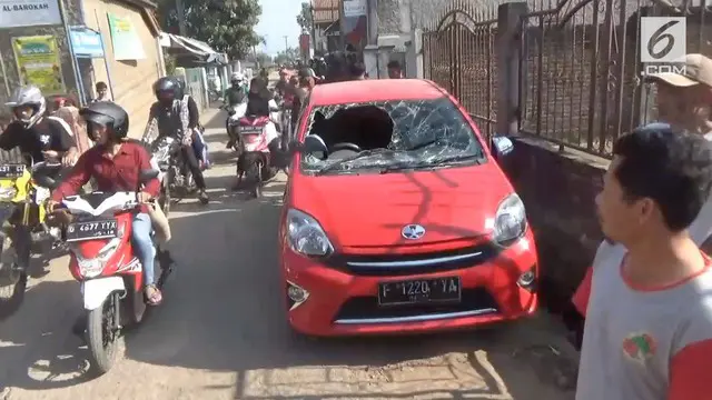 Puluhan orang merusak mobil angkutan online. Belakangan diketahui kendaraan tersebut adalah mobil curian.