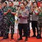 Kapolri Jenderal Listyo Sigit Prabowo bersama Panglima TNI Laksamana Yudo Margono menghadiri kegiatan bakti kesehatan dan sosial yang diselenggarakan oleh alumni Akabri 1989 (Altar 89). (Foto: Istimewa).