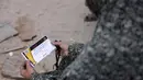 Sebelumnya, Tentara Israel mengeluarkan peringatan evakuasi pada 22 Mei 2025 untuk 14 lingkungan di Gaza utara, seiring dengan serangan baru yang menuai kecaman internasional. (BASHAR TALEB/AFP)
