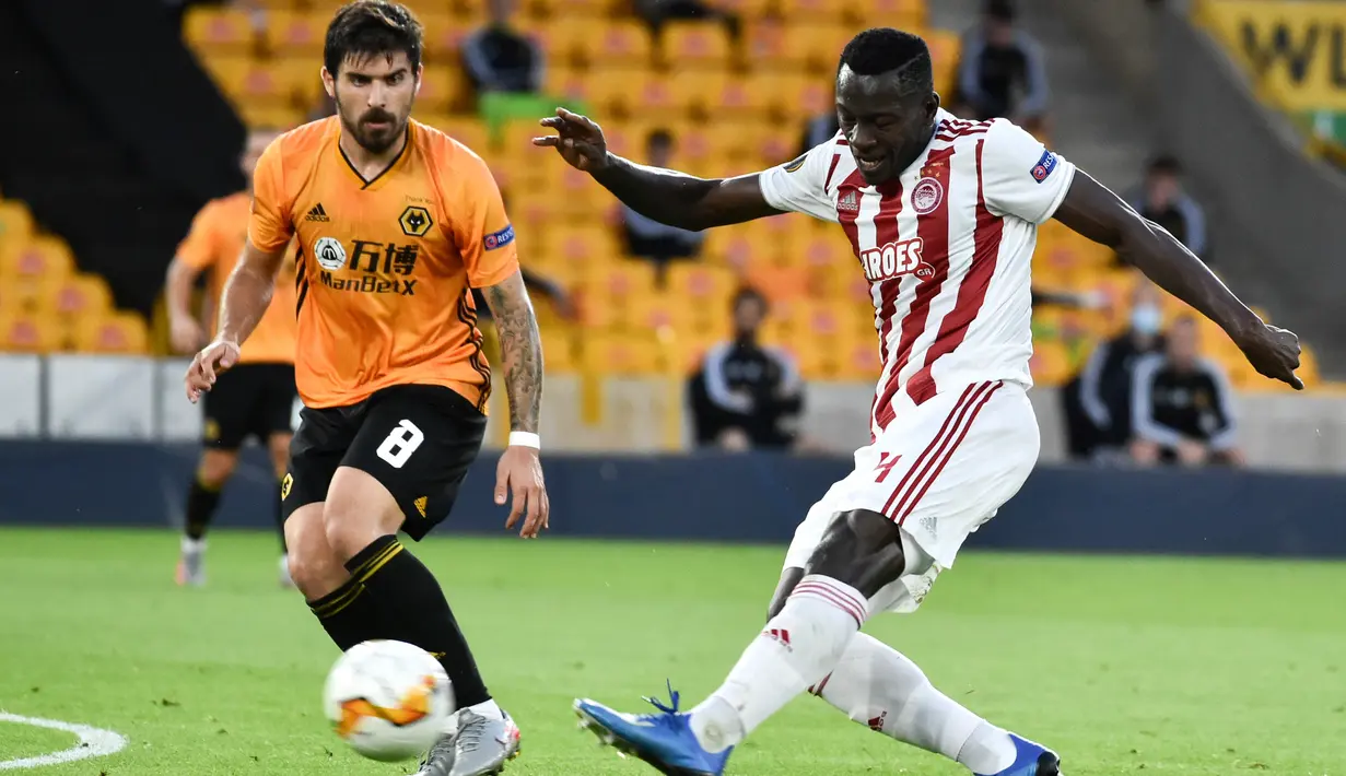 Pemain Olympiakos, Mady Camara berebut bola dengan gelandang Wolverhampton Wanderers, Ruben Neves pada leg kedua babak 16 besar Liga Europa di Molineux Stadium, Kamis (6/8/2020). Wolverhampton menumbangkan Olympiakos dengan skor 1-0. (AP Photo/Rui Vieira)