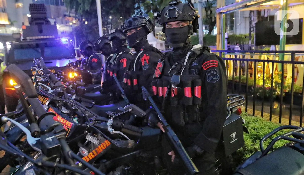 Malam Muda Mudi digelar di sepanjang Jalan Jenderal Sudirman hingga MH Thamrin saat perayaan malam pergantian tahun. (Liputan6.com/Angga Yuniar)
